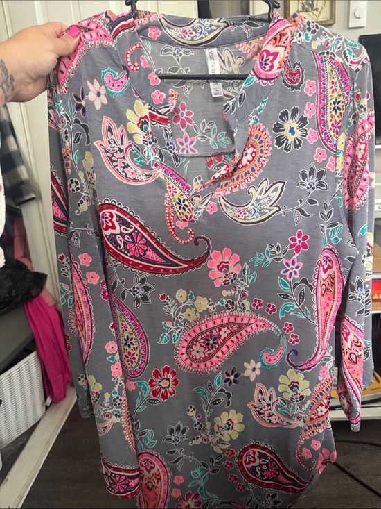 Dear Scarlett Tops - Paisley Print Long Sleeve Tunic Top — Gray with Pink